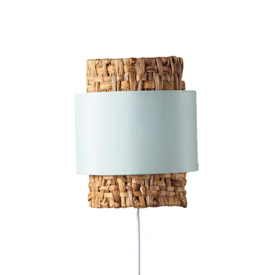 Produktbild von Wandleuchte mit Rattan- und helltürkisfarbenem Textilschirm, mit Kabel, Stecker und Schalter – Natürlicher Boho-Stil, E27-Fassung „VÉLA“