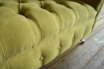 Obrázok produktu pre Chesterfield dizajn látkový gauč kreslo 1,5 miestna čalúnená pohovka obývacia izba zamatová zelená
