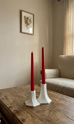 Produktbild von Evila Originals, Hochwertiges Kerzenständer-Set (4 Teile), Weiß und Rot | 100% Paraffinwachs, Große Kerze: 11 x 10 cm, Kleine Kerze: 8 x 10 cm | Perfekt für stilvolle Dekoration und gemütliche Atmosphäre.