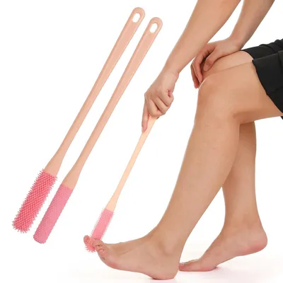 Immagine prodotto di 2 spazzole per la pulizia dei piedi in silicone con manico lungo