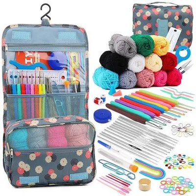 Immagine prodotto di Un kit per lavori a maglia composto da 130 pezzi, con l'occorrente di base per lavorare all'uncinetto, comprensivo di una borsa per il filato e gli accessori.