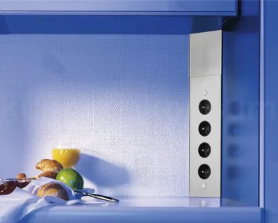 Immagine prodotto di Presa ad angolo Thebo 17586F in acciaio inox a 4 prese verticali standard francese