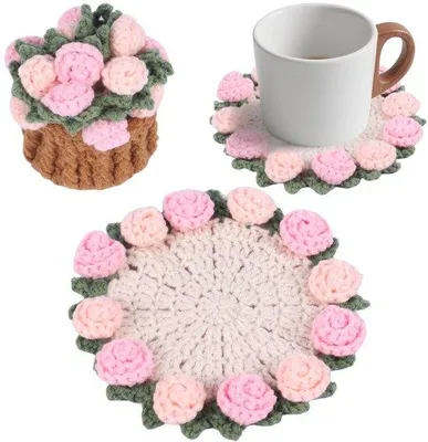 Immagine prodotto di Set di decanter lavorato all'uncinetto a mano con mini borsa, sottopiatto in stile boho con motivo floreale per il salotto, regalo per matrimoni, traslochi, compleanni, motivo vintage a rose (rosa)