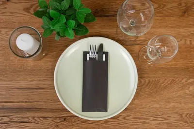 Produktbild von Papierbestecktaschen in Schwarz mit Tissue-Serviette in Weiß, 20 cm x 8,5 cm - 100 Stück