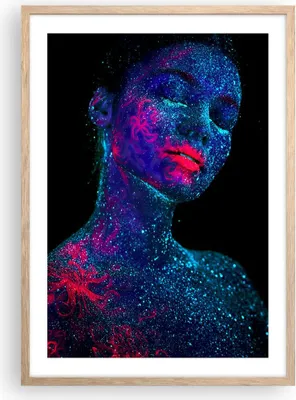 Produktbild von Gerahmtes Poster - Rahmen in heller Eiche - Frau Ultraviolett Glitzer - 50x70 cm - Wand Bild - Wanddeko - Wandbilder - Kunstposter - Wandposter - Bilderrahmen - Bilder - Kunstdruck - P2NPA50x70-4527