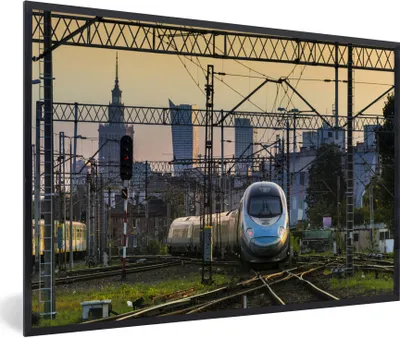 Produktbild von MuchoWow® Gerahmtes Poster Ein Zug in Warschau 90x60 cm - Poster mit Schwarzem Bilderrahmen Wandposter Rahmen Foto Bilder - Fotorahmen - Foto-Plakat