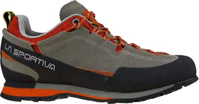 Boulder X Zustiegsschuh von La Sportiva in Grau mit orangefarbenen Akzenten und schwarzer Sohle.