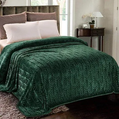 Productafbeelding van Famanu fleece deken met bladmotief - donkergroen, 220 x 240 cm