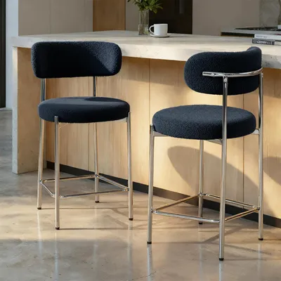 Produktbild von Set aus 2 NOVA Barhockern, 65 cm hoch, bezogen mit nachtblauem Bouclé-Stoff und mit verchr
