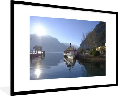 Produktbild von MuchoWow® Gerahmtes Poster Gardasee - Boot - Sonne 90x60 cm - Poster mit Schwarzem Bilderrahmen Wandposter Rahmen Foto Bilder - Wanddekoration - Fotos