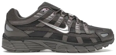 Produktbild von Nike P-6000 Cave Stone Medium Ash Flat Pewter Metallic Silver - EU 42.5
