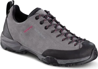 Multisportschuh Mojito Trail GTX von Scarpa in Grau mit schwarzer Sohle und lila Akzenten.