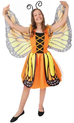 Mädchen im orangefarbenen Schmetterling Kostüm mit großen bunten Flügeln und Haarreif mit Fühlern.