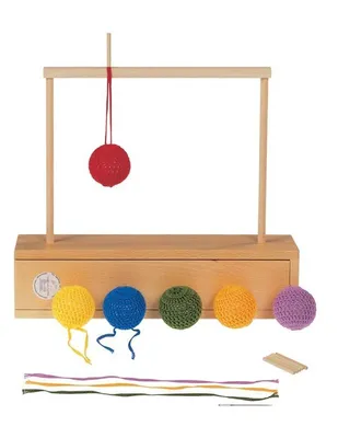 Produktbild von Holzspielzeug Gabe 1 Fröbelspiel 6 Bälle (Durchmesser 40 mm) zum hängen  LxBxH 300x75x70mm NEU
