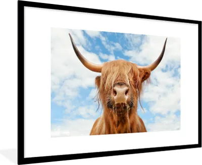 Produktbild von MuchoWow® Gerahmtes Poster Schottischer Highlander - Wolke - Tiere 90x60 cm - Poster mit Schwarzem Bilderrahmen Wandposter Rahmen Foto Bilder - Wanddekoration - Fotos