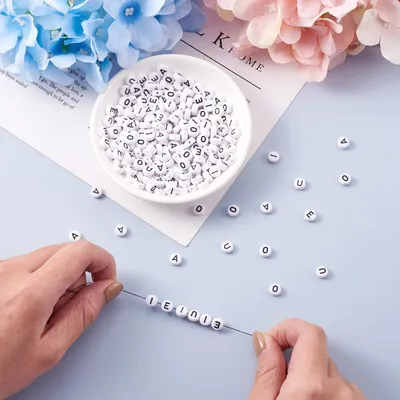 Produktbild von 500 flache, runde Alphabetperlen aus Acryl, 7 mm Durchmesser, weiße Scheibe, Knotenpunkt. Vokal-Abstandshalter, lose Perlen mit den Buchstaben A, E, I, O, U