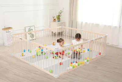 Produktbild von Holz Laufstall Baby 140×200 cm & Luxe Spielmatte (4 cm) – Stabiler, Unlackierter Baby Laufgitter mit Tür – Einfache Montage & Demontage (10 Min) – EPE