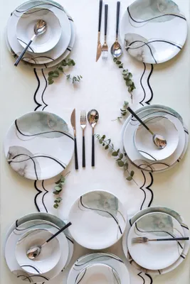 Produktbild von Hermia Concept, Hochwertiges 24-teiliges Dinner-Set aus 100% Porzellan | 6 Servierplatten (27 cm), 6 Teller (23 cm), 6 Dessertteller (21 cm), 6 Schalen (15 cm) | Spülmaschinen- und mikrowellengeeignet.