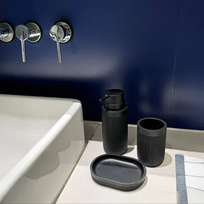 Productafbeelding van Relaxdays Badaccessoires, 3-delig, zeepbakje, zeepdispenser, bekertje voor tandenborstel, polyresin, badaccessoireset, zwart