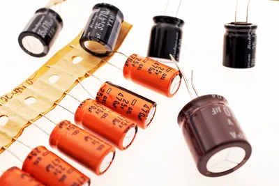Produktbild von 10x Nichicon PX THT Elektrolyt Kondensator 47μF ±20% / 35V dc #730002