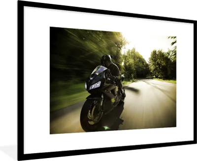 Produktbild von MuchoWow® Gerahmtes Poster Sportliches Motorrad im Sonnenschein 90x60 cm - Poster mit Schwarzem Bilderrahmen Wandposter Rahmen Foto Bilder - Wanddekoration - Fotos