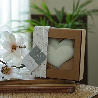 Produktbild von Kerze Herz in Geschenkverpackung - zur Hochzeit, Muttertag, Valentinstag - 2-Docht - weiß