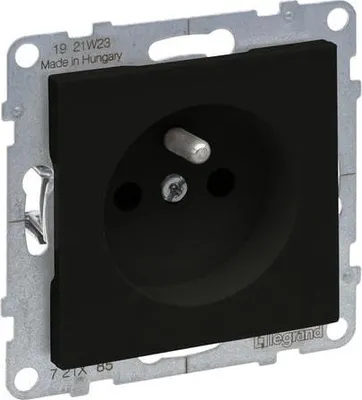 Imagen del producto de Enchufe Legrand SUNO, color negro, 16A, 250V, 2 polos + toma de tierra