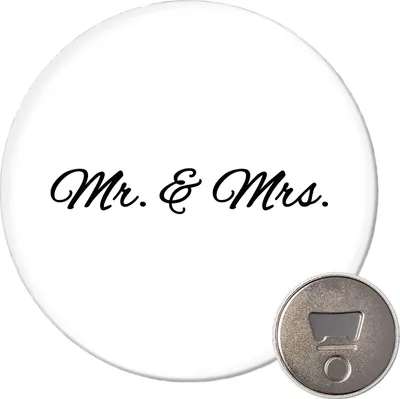 Produktbild von Huuraa Magnet Mr. & Mrs. Schriftzug 59mm Kühlschrankmagnet rund Flaschenöffner Geschenkidee