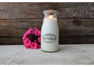 Zdjęcie produktu dla Świeca zapachowa MILKHOUSE CANDLE o zapachu lawendy i dzikich kwiatów, w opakowaniu MILKBOTTLE (227 g)
