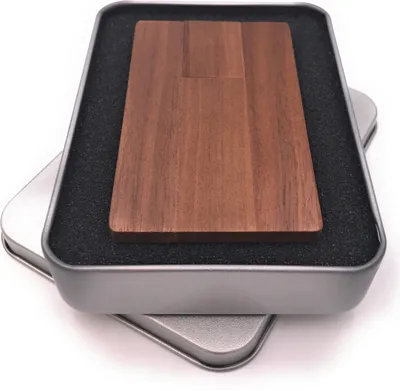 Produktbild von Onwomania Holz Karte echt zweifarbig Checkkarte USB Stick in Alu Geschenkbox 8 GB USB 2.0
