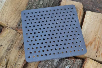 Image de SEZAM Grille de four 27 x 26 cm Grille en fonte avec trous Grille de cheminée carrée Grille de cendrier Poêle à bois Grille de plaque Grille de four Cheminée
