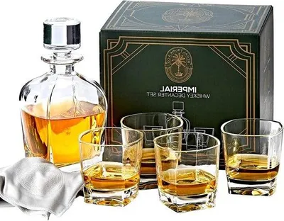 Obrázok produktu pre Sada pohárov na whisky z krištáľu so 4 pohármi a chladiacimi kockami – kožené puzdro – dávkovač na bourbon a škótsku whisky – 4 poháre a kocky z krištáľového skla – kožené čalúnenie – kožené lemovanie