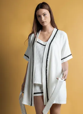 Produktbild von Damen Bademantel Weiß im Kimono-Stil, strukturierter Stoff, fließende Ärmel