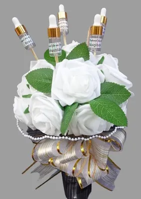 Produktbild von GKA Handgemachtes Blumenbouquet weiße Rosen mit 5 Stück reines französisches Parfümöl Monoi de Tahiti Frangipani Maiglöckchen Rose Rosenstrauß Parfüm