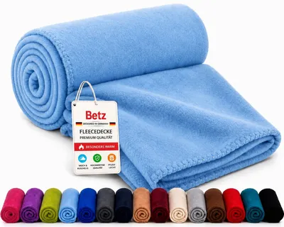 Produktbild von Betz Fleecedecke 130x170 cm 180g/m² – Wohndecke & Kuscheldecke – Flauschige Sofadecke als Tagesdecke – Leicht, wärmend & pflegeleicht – Farbe Hellblau, KI-generiertes Bild
