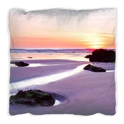 Produktbild von Wallario Premium Kissen, weiche Oberfläche, mit Motiv Sonnenuntergang am einsamen Strand, Größe: 60 x 60 cm, mit weißer Rückseite