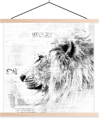 Produktbild von MuchoWow® Textilposter Löwe - Zeitung - Schwarz - Weiß 120x120 cm mit holzfarbenen Rahmen - Textil-Poster