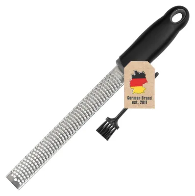 Produktbild von Intirilife multifunktionale Edelstahl Handreibe in Schwarz - Käsereibe Zesteur Zestenreißer Zitrusreibe zum Kochen Verfeinern und Dekorieren