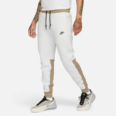 Produktbild von Nike Herren Jogginghose mit elastischem Bund für optimale Bewegungsfreiheit