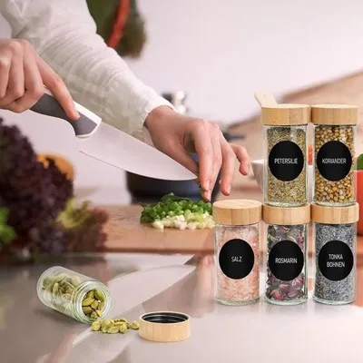 Produktbild von Runde Gewürzgläser [12 x 100 ml] 399 Gewürzetiketten, Bambusdeckel, Gewürzbehälter mit Holzdeckel und viel Zubehör, Gewürzgläser-Set, 24er Set, Gewürzaufbewahrung, Gewürz-Organizer