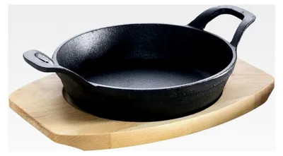 Produktbild von Gusseisenpfännchen mit 2 Griffen Ø 15 cm und Holzuntersetzer