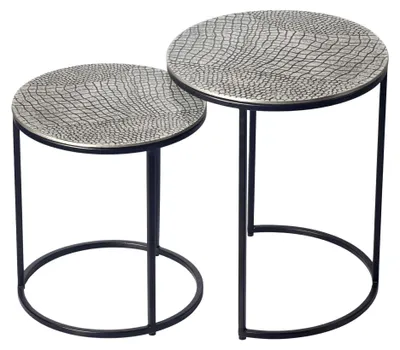 Satztisch 2er Set rund in Silber, Gesamtansicht beider Tische mit strukturierter Aluminiumplatte und schwarzem Eisengestell.