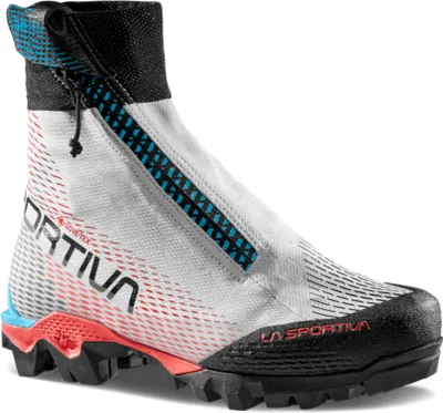 Aequilibrium Speed Woman GTX Bergschuh von La Sportiva; in Weiß mit schwarzem und türkisfarbenem Akzent; hohe Sohle mit Profil.