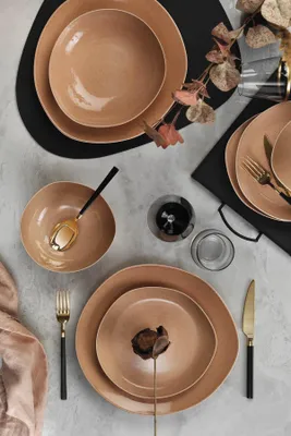 Produktbild von Hermia Concept, Hochwertiges 24-teiliges Dinner Set aus 100% Porzellan, Hellrosa | 6 Servierplatten (30 cm), 6 Teller (22 cm), 6 Schalen (17 cm), 6 Dessertteller (22 cm) | Spülmaschinen- und mikrowellengeeignet.