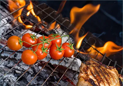 Produktbild von Wallario Fototapete Vliestapete, seidenmatte Oberfläche, einfache Verarbeitung, Größe 200 x 140 cm, Motiv Tomaten und Steak auf einem Grill