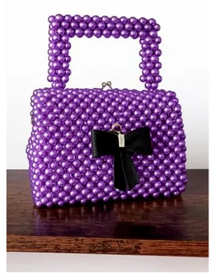 Produktbild von Handgefertigte lila Acrylperlentasche – Damenhandtasche aus Perlen mit Metallverschluss