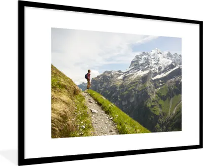 Produktbild von MuchoWow® Gerahmtes Poster Wandern in den Bergen einer Schweizer Landschaft 90x60 cm - Poster mit Schwarzem Bilderrahmen Wandposter Rahmen Foto Bilder - Wanddekoration - Fotos