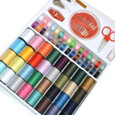 Produktbild von Nähwerkzeug Set, 64pcs Nähmaschinengarn Nähset mit Nähzubehör 32 Garnrollen Maßband Schere Fingerhüte für Anfänger