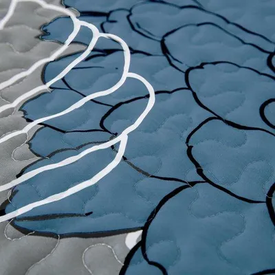Produktbild von Famanu Bettdecke 240 x 260 cm - Blaues Blumenmuster mit 2 Kissenbezügen