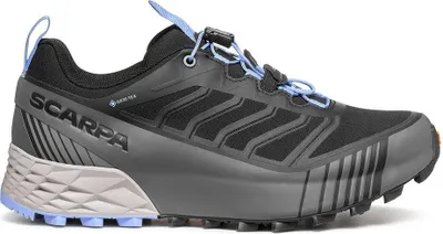 Schwarzer Scarpa Ribelle Run 2 GTX Wmn Trail Running Schuh mit hellblauen Schnürsenkeln und grauer Sohle